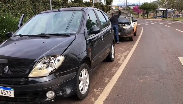 Scenic e Strada se envolvem em acidente na Avenida Tancredo Neves