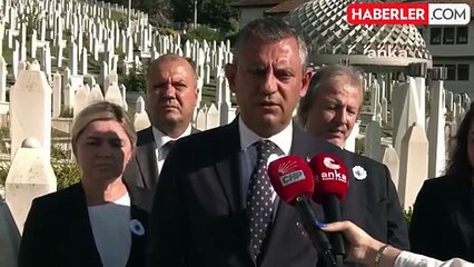 Özgür Özel, Saraybosna'da Aliya İzzetbegoviç'in Mezarını Ziyaret Etti.