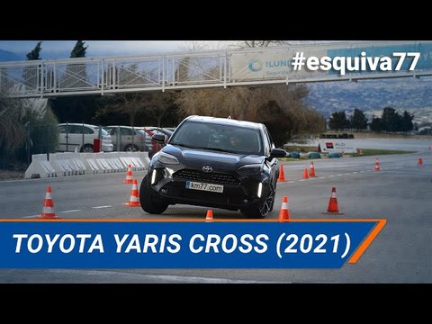 Toyota Yaris Cross (2021) - Maniobra de esquiva (moose test) y eslalon | km77.com
