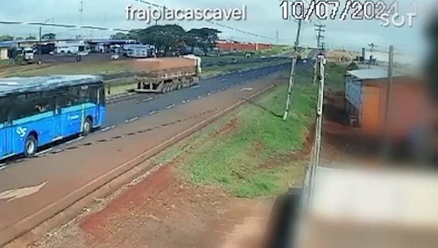 Colisão entre ônibus e caminhão na BR-277 gera interdição parcial e deixa apenas danos materiais