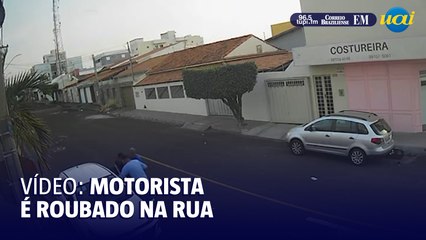 Vídeo mostra motorista sendo roubado enquanto esperava esposa e filha