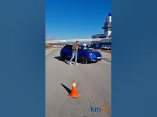 ¡Tras las cámaras! Maniobra de esquiva del Peugeot e-2008 | km77.com | #shorts