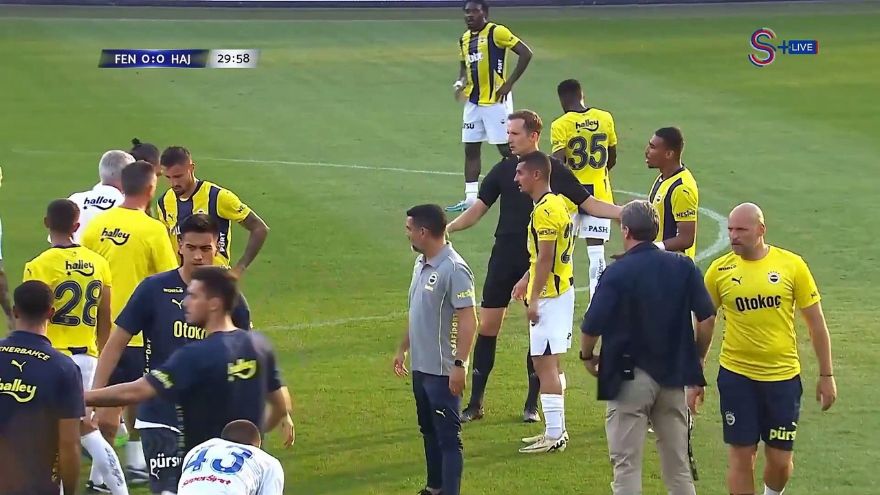 Djiku ve Livaja arasında bu pozisyonda gerginlik yaşandı. Yedek kulübesindeki oyuncular ve maç kadrosunda yer almayan Jayden Oosterwolde de sahaya girdi.