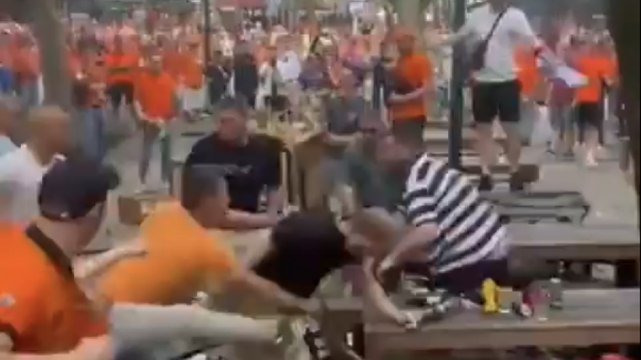 Euro2024, volano sedie e sassi: lo scontro tra tifosi a Dortmund