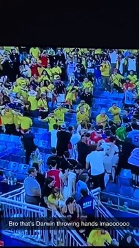 Darwin Núñez peleando solo contra varios hinchas colombianos