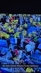 Darwin Núñez peleando solo contra varios hinchas colombianos