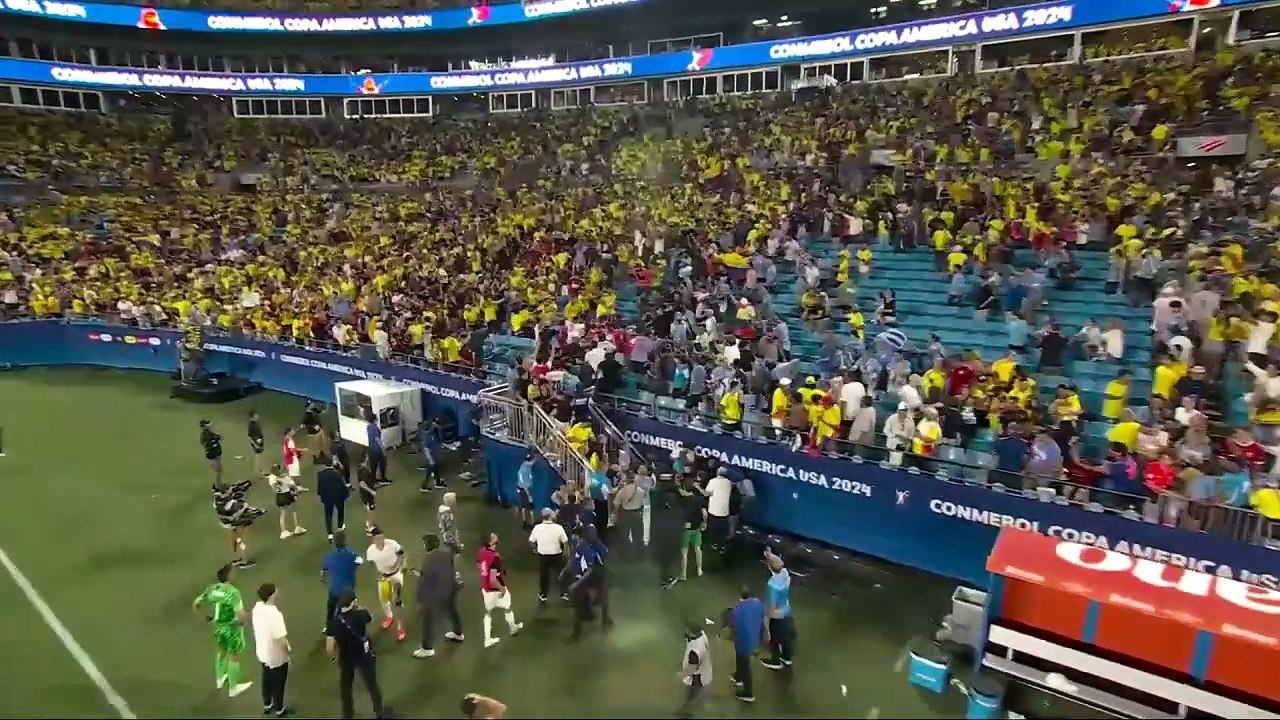 Uno de los momentos de la pelea de los jugadores de la selección de Uruguay con los hinchas colombianos