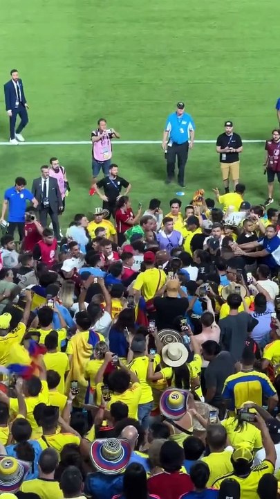 Los jugadores uruguayos a las piñas con hinchas colombianos