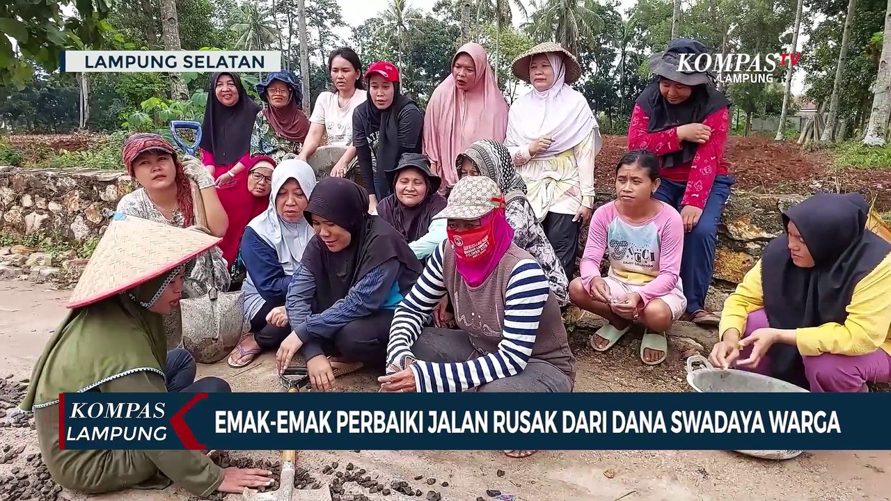 Emak-Emak Perbaiki Jalan Rusak dari Hasil Swadaya Warga