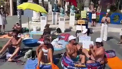 Bodrumlular ''beach''lere giremeyince kıyı işgaline karşı ''kaldırım beach''i devreye soktu