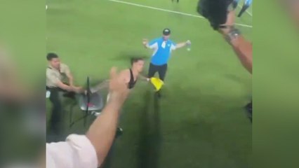 Darwin Nuñez trata de tirar una silla a la grada pero falla