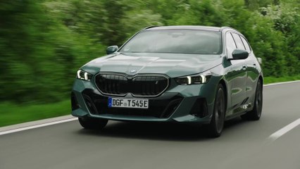 BMW i5 eDrive40 Touring Driving Video