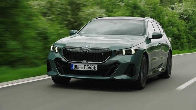 BMW i5 eDrive40 Touring Driving Video