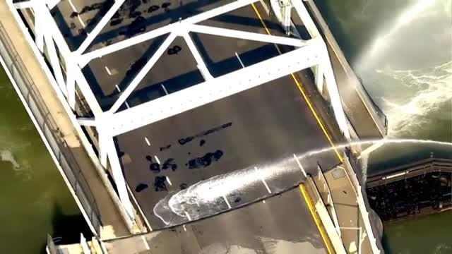 Chorros de agua enfrían un puente de Nueva York colapsado por el calor extremo