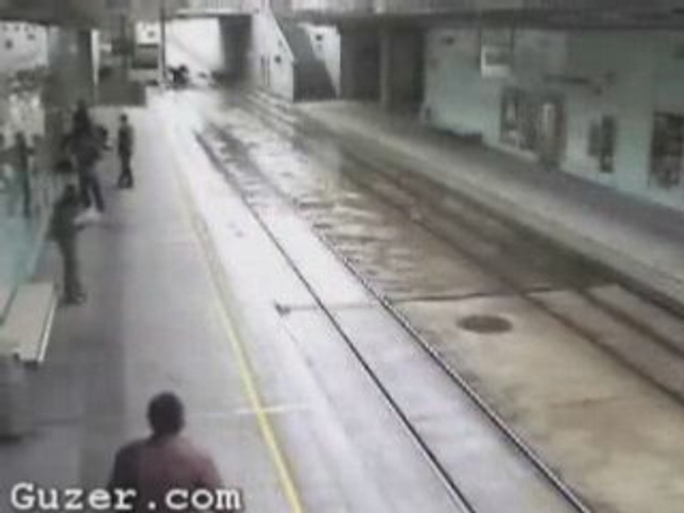 Carro na linha do metro !!!!!!!!