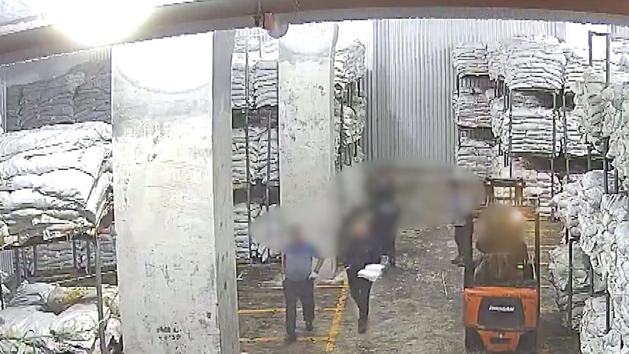 화물 바꿔치기로 중국산 고추 482t 밀수입 일당 적발 / YTN