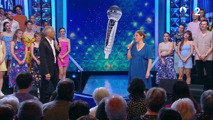 Nagui met mal à l'aise la candidate Céline dans "N'oubliez pas les paroles". France 2