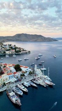 LES SUBLIMES vues du port de Symi en Grèce