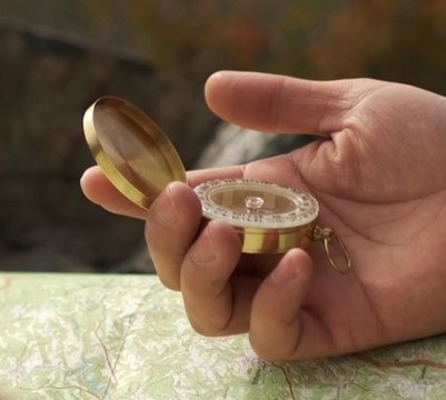 Pourquoi la boussole indique toujours le sud dans cette région du Puy-de-Dôme ?