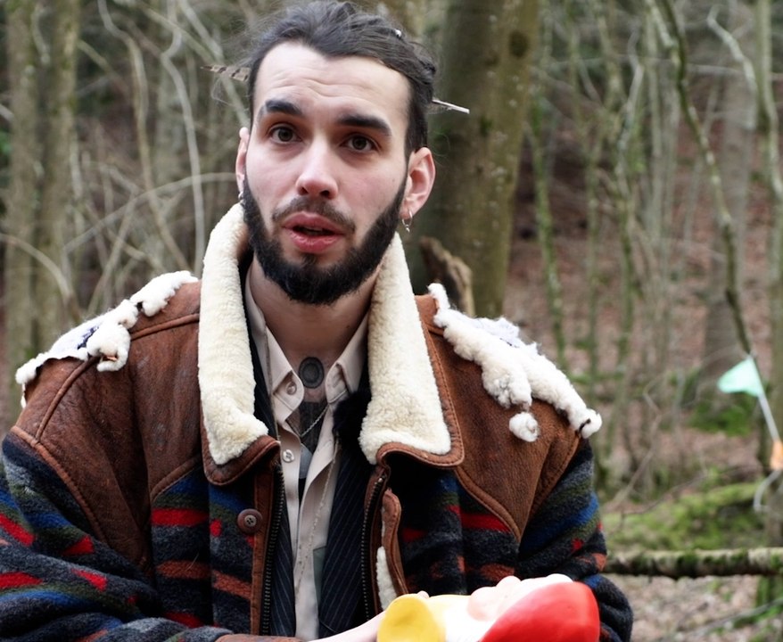 Souriceau nous fait visiter son village de nains de jardin