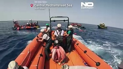 Migranti: 87 salvati in mare da Medici senza frontiere, operazione messa a rischio da nave libica