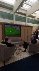 رئيس الوزراء البريطاني يخرج من اجتماع للناتو لمشاهدة ضربة جزاء..فيديو