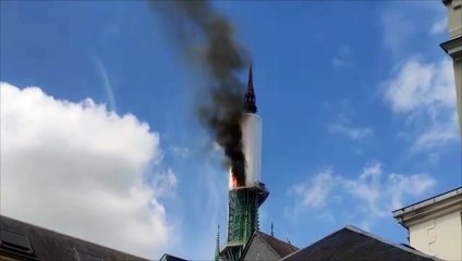 La flèche de la cathédrale de Rouen touchée par un incendie