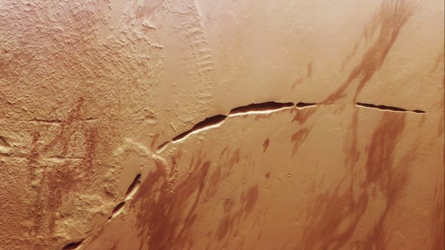 Nuevas Imágenes Muestran Una Grieta Gigante En La Superficie De Marte