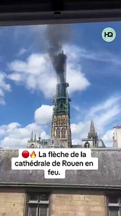 La flèche de la cathédrale de Rouen en feu.