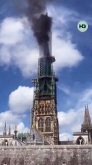 La flèche de la cathédrale de Rouen en feu.