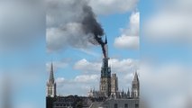 Rouen : la flèche de la cathédrale touchée par un incendie