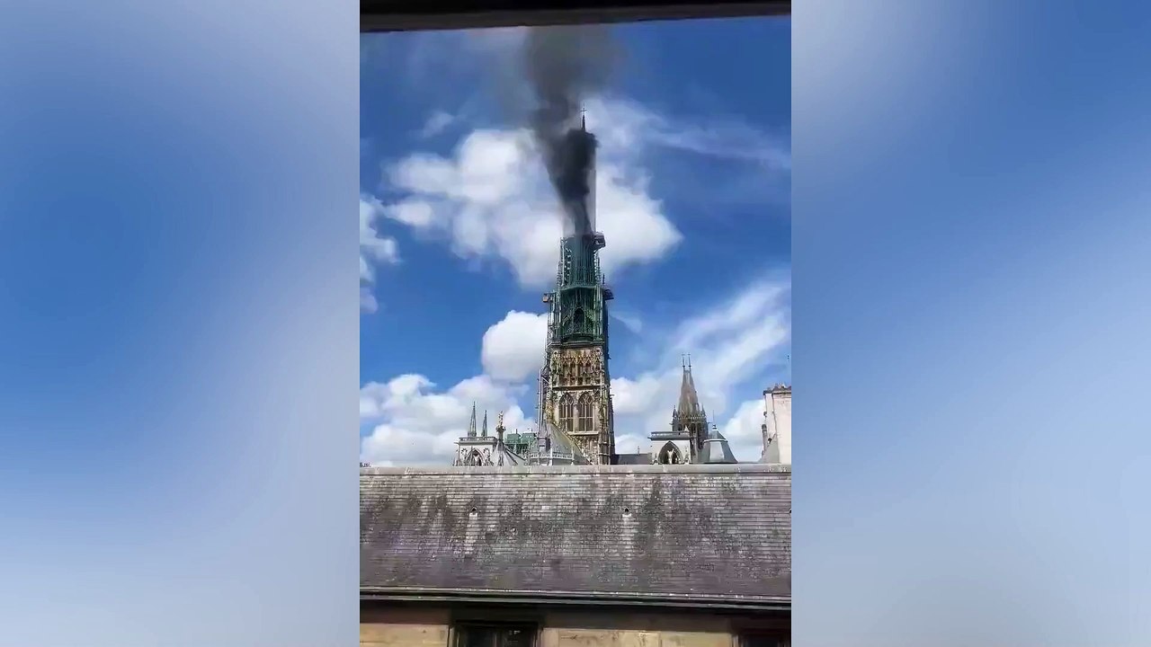 Incendio en la catedral de Notre Dame de Rouen: la aguja del histórico edifico, en llamas
