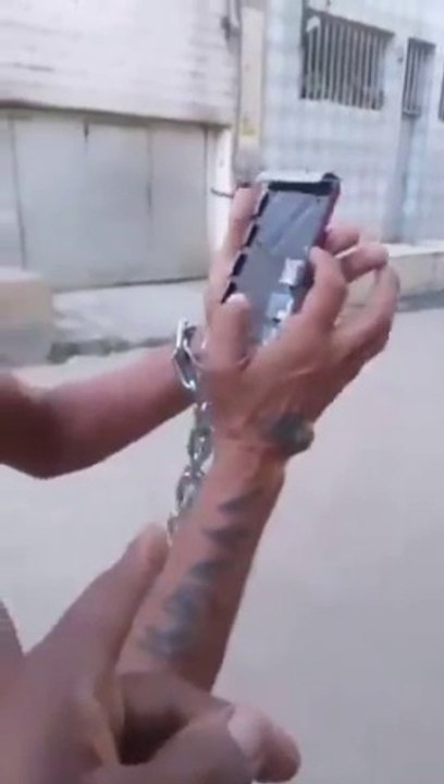 Carioca viraliza ao demonstrar kit anti-roubo