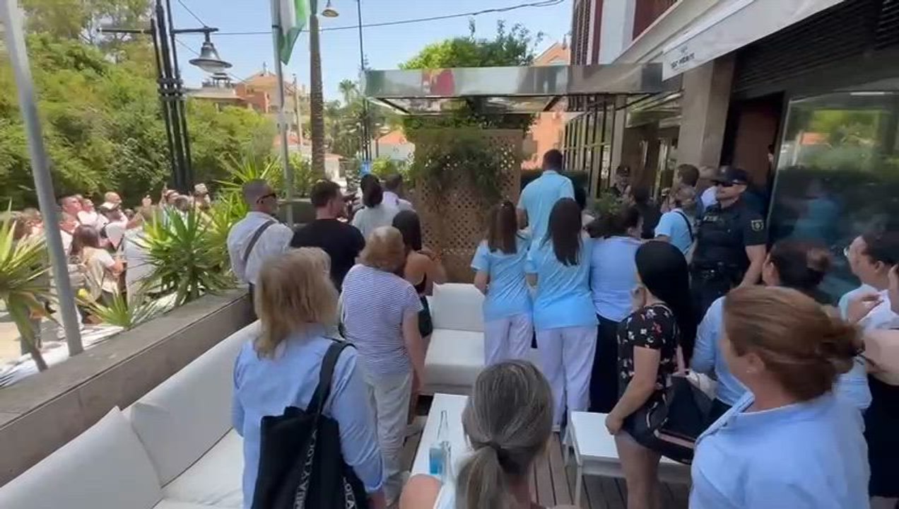 La policía acordona un hotel de lujo de Marbella con 200 clientes para la ejecución del lanzamiento de sus cocinas y restaurantes