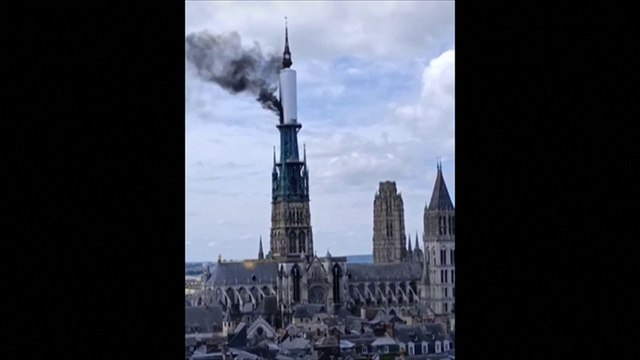 Rouen : un incendie en cours dans la cathédrale, la flèche en feu (vidéos)
