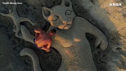 Gattino lanciato nel vuoto, la scultura di sabbia che inverte le parti