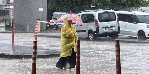 Bursa’da sağanak: Sokak ve caddeler göle döndü, vatandaşlar zor anlar yaşadı