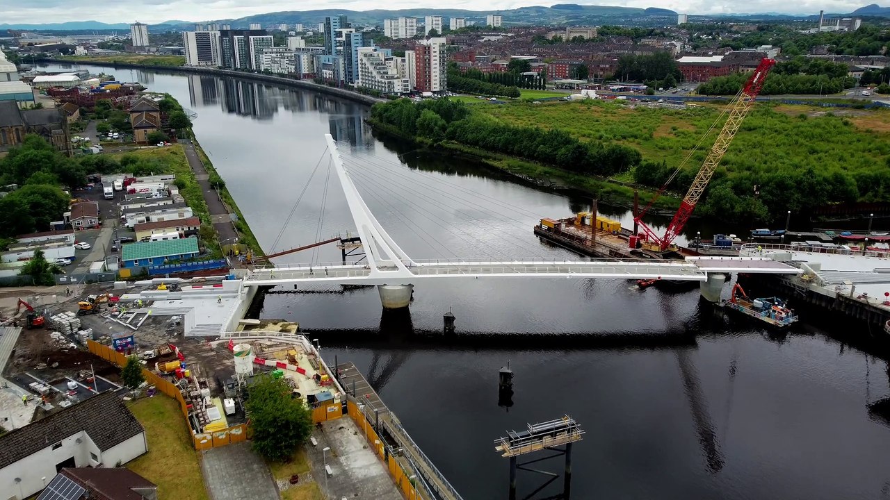 Govan-Partick bridge installed over River Clyde - video Dailymotion
