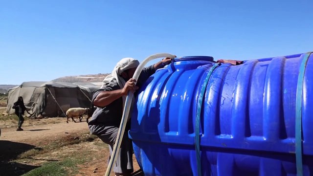 نازحون في شمال غرب سوريا يشكون نقص المياه مع وقف برامج دعم جراء نقص التمويل