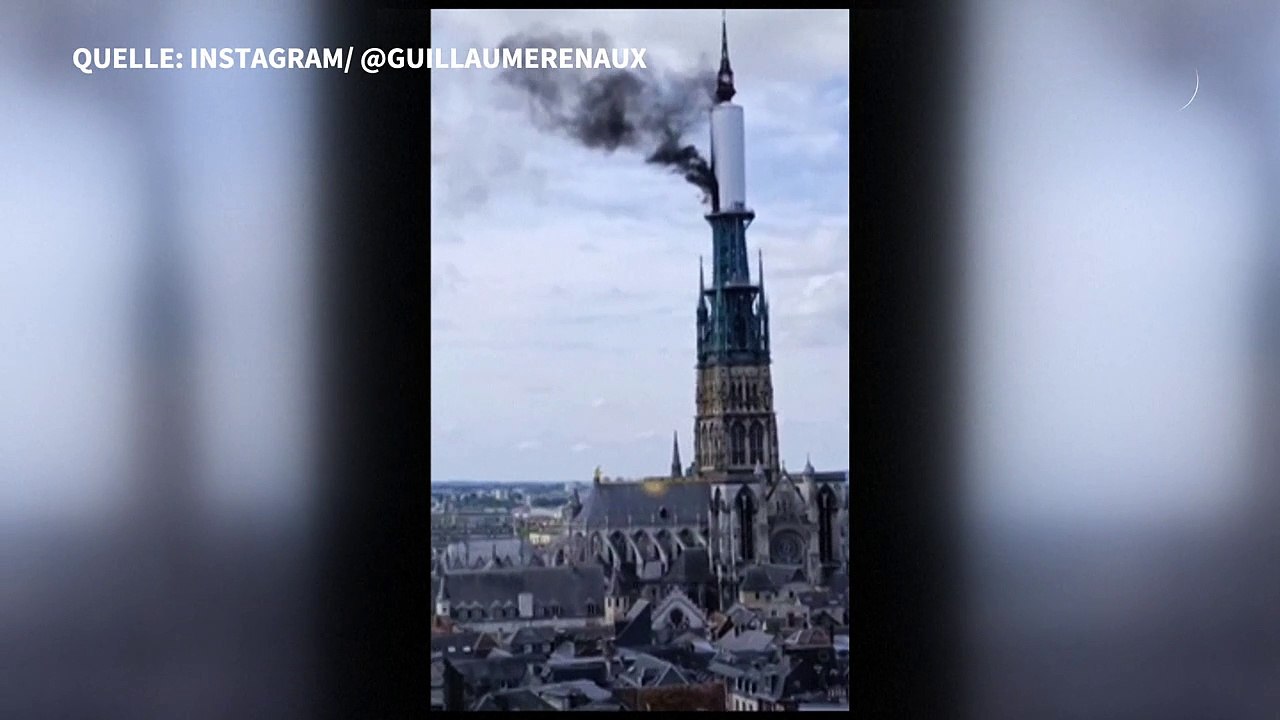 Turm der Kathedrale von Rouen brennt