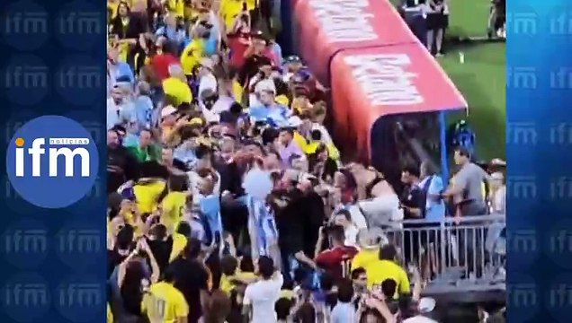 Pelea jugadores Uruguay e hinchas colombianos