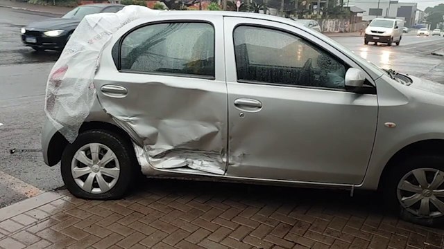 11072024_BatidaTrês veículos se envolvem em colisão no Centro de Cascavel