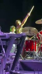John Stamos: Ο 6χρονος γιος του έπαιξε ντραμς σε συναυλία & είναι ό,τι πιο γλυκό έχεις δει ποτέ!
