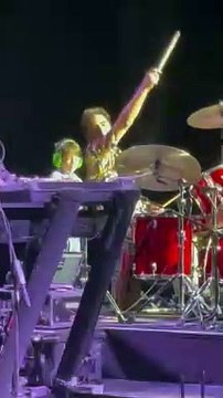 John Stamos: Ο 6χρονος γιος του έπαιξε ντραμς σε συναυλία & είναι ό,τι πιο γλυκό έχεις δει ποτέ!