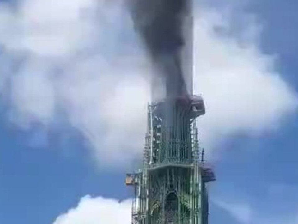 Kathedrale von Rouen steht in Flammen
