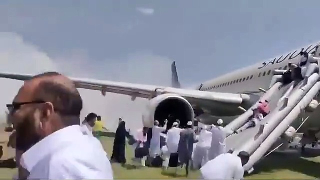 Avião pega fogo durante pouso e passageiros são evacuados às pressas no Paquistão