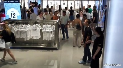 Folla nel negozio del Real Madrid per la maglia di Mbapp?