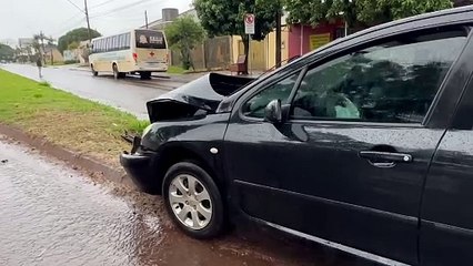 Mulher fica ferida após acidente entre carro e ônibus no Alto Alegre
