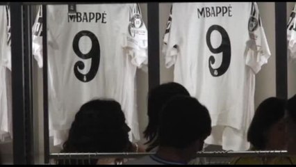 Folla nel negozio del Real Madrid per la maglia di Mbappé