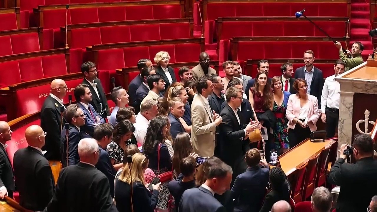 La izquierda reclama a Macron que les dé el Gobierno en nombre del respeto de las urnas